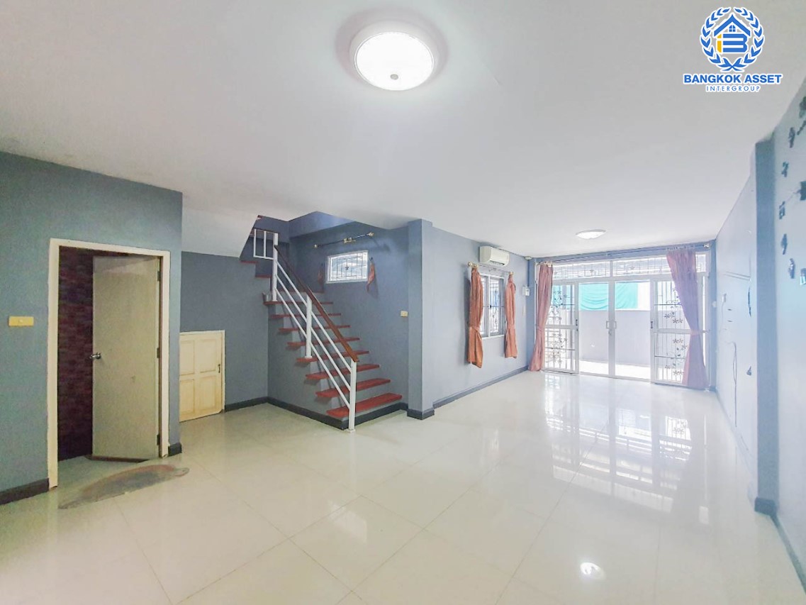 ทาวน์เฮ้าส์มือสองปทุมธานี ม.ไทยสมบูรณ์3 เลียบคลองสาม #หลังมุม เนื้อที่มากเกือบ 29 ตร.ว. ฟังก์ชัน 3 ห้องนอน 2 ห้องน้ำ 1 ที่จอดรถ แถมฟรี! 2 เครื่องปรับอากาศ บนทำเลดี เข้า-ออกได้ 2 ทาง ได้แก่ ถนนคลองหลวง และถนนรังสิต-นครนายก